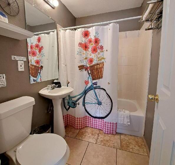 キングサイズベッドのスタンダードルーム, Buffalo Lodge Bicycle Resort   Amazing Access To Local Trails & The Garden