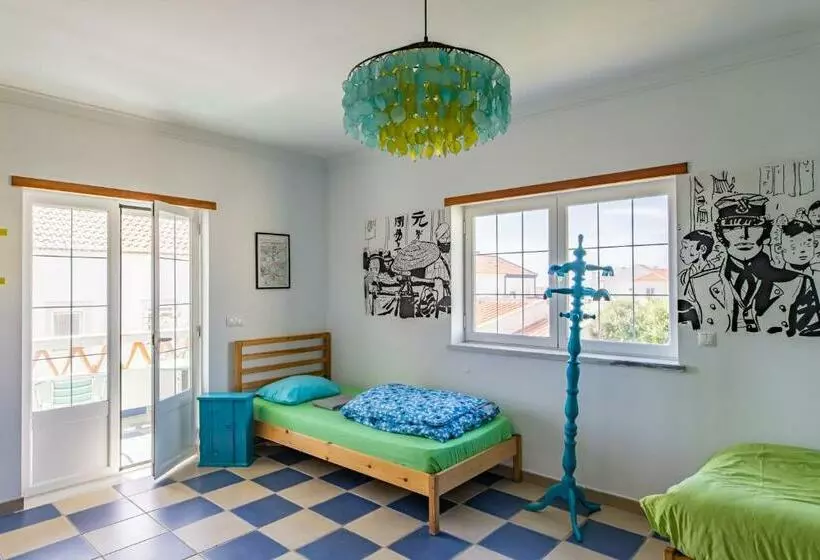 تختخواب در اتاق مشترک, Captains Log House