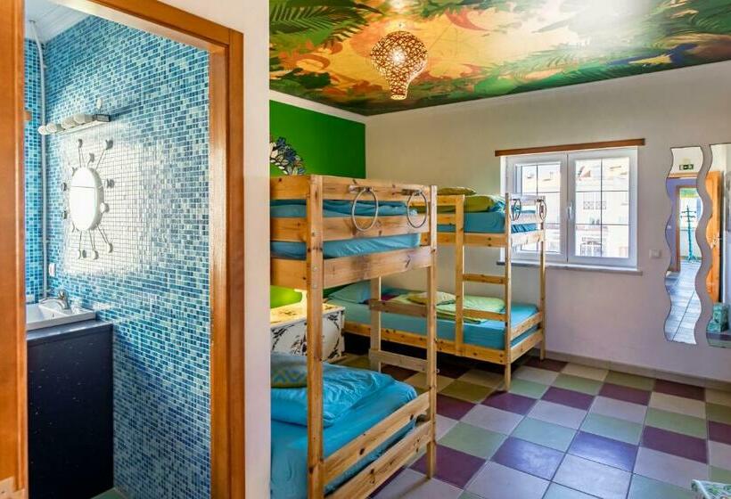 Кровать в Общей Комнате, Captains Log House