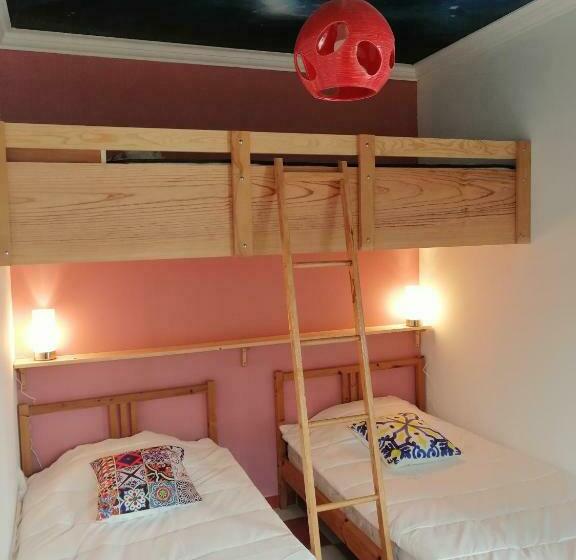 חדר משפחתי, Captains Log House