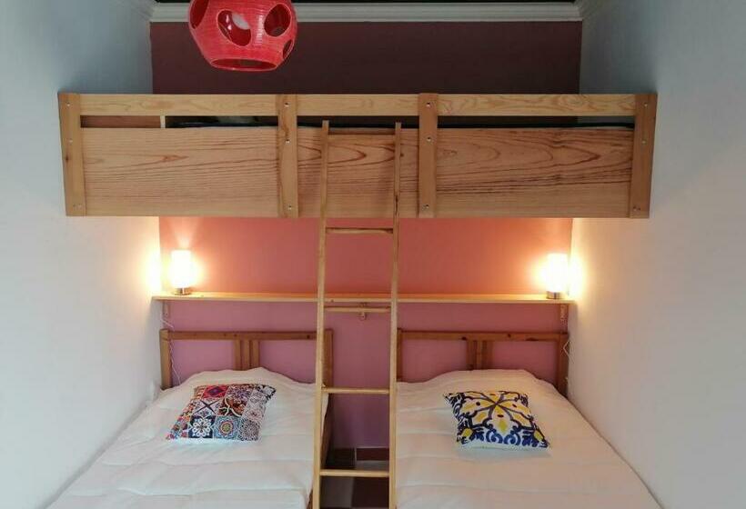 חדר משפחתי, Captains Log House