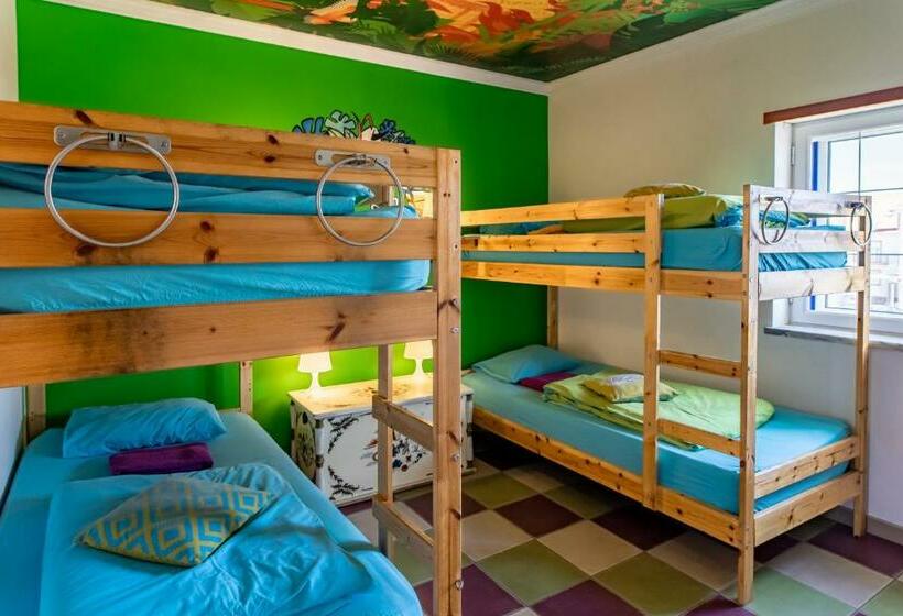 מיטה בחדר משותף, Captains Log House