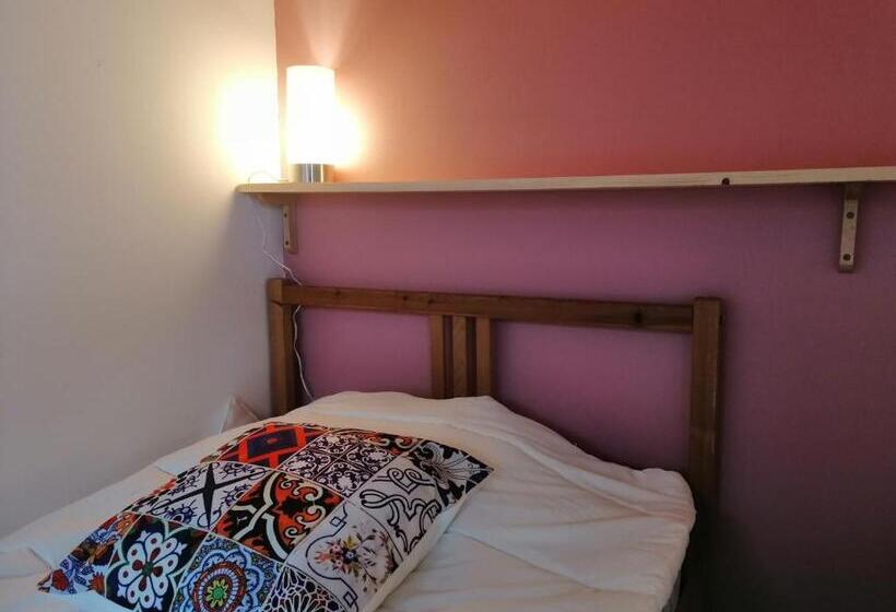 חדר משפחתי, Captains Log House