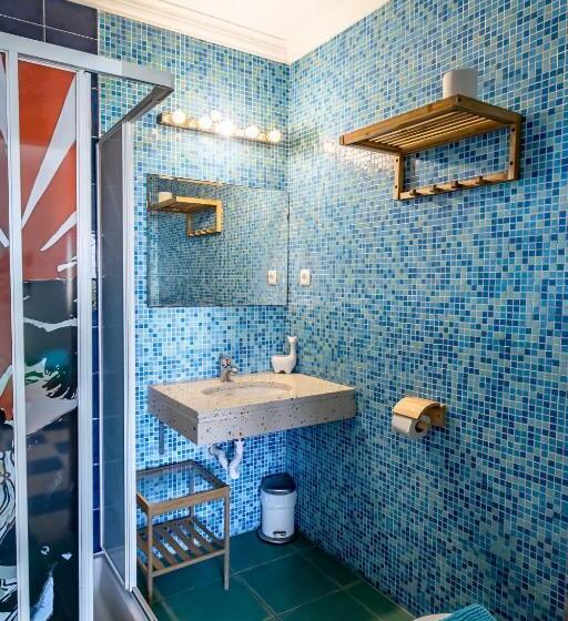 מיטה בחדר משותף, Captains Log House