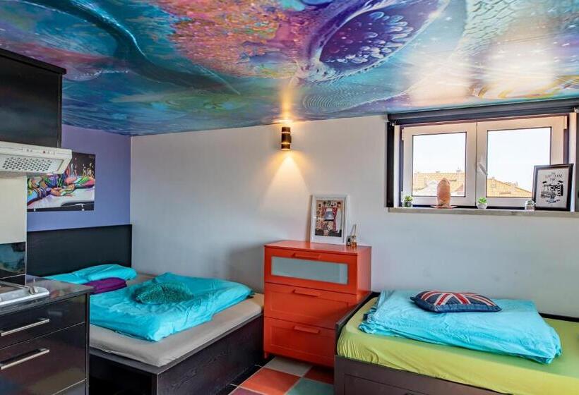 סוויטה משפחתית, Captains Log House