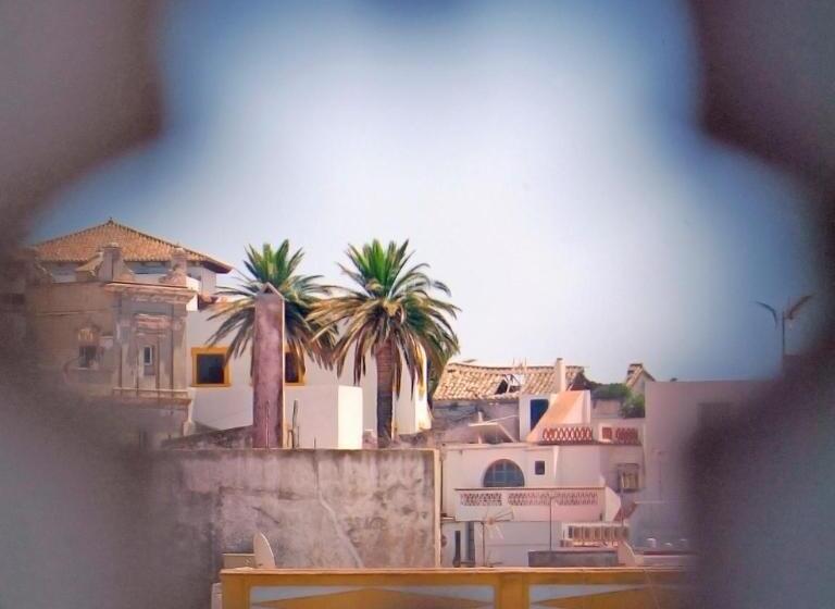 غرفة دور أخير, La Estrella De Tarifa