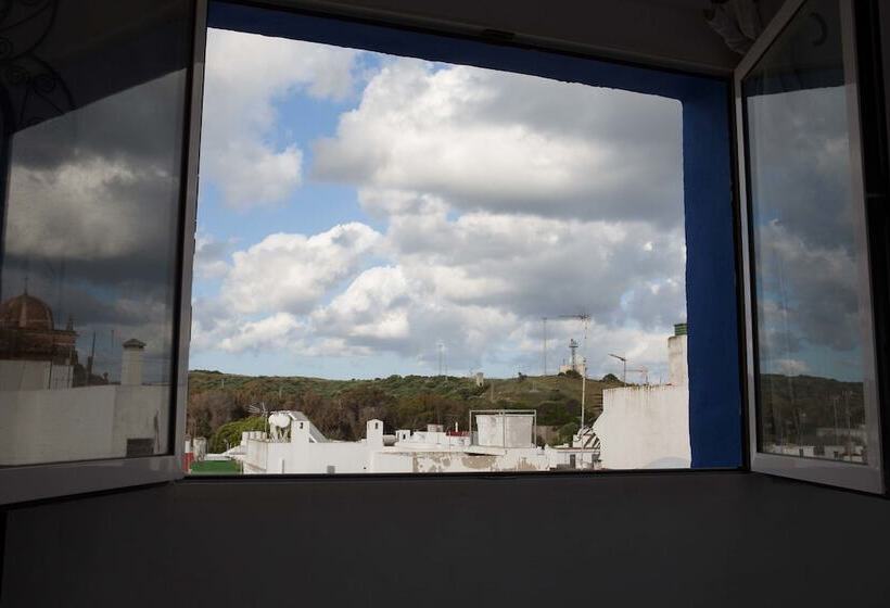 غرفة دور أخير, La Estrella De Tarifa