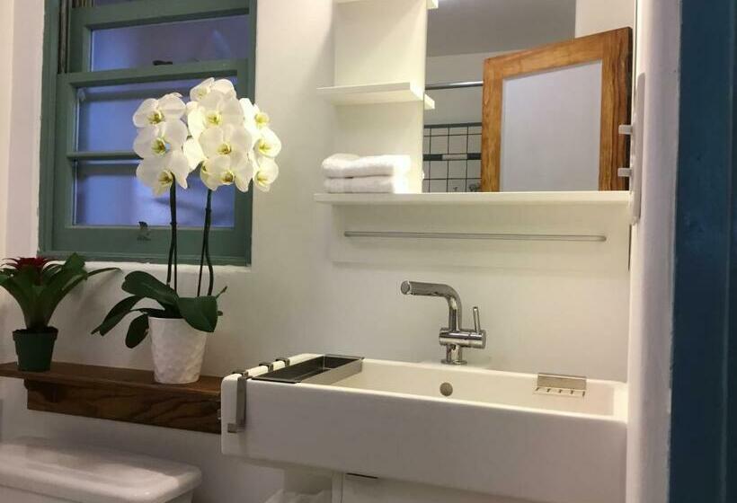 חדר דלוקס, Les Artistes Inn