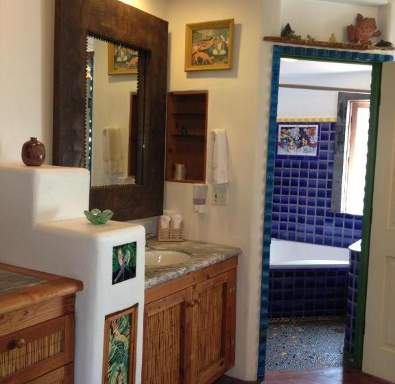 غرفة ديلوكس سرير كينج, Les Artistes Inn