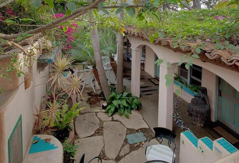 חדר סטנדרט עם מרפסת, Les Artistes Inn