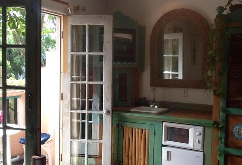 غرفة قياسية مزوَّدة بشُرفة, Les Artistes Inn