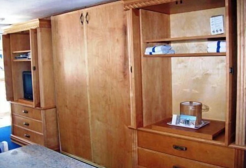 סטודיו בסיסי, Mariner's Point Resort