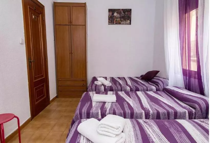 اتاق استاندارد سه تخته با سرویس بهداشتی مشترک, Pension Salamanca