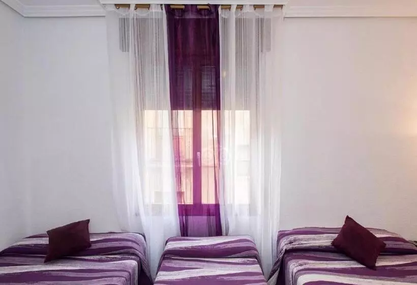 اتاق استاندارد سه تخته با سرویس بهداشتی مشترک, Pension Salamanca