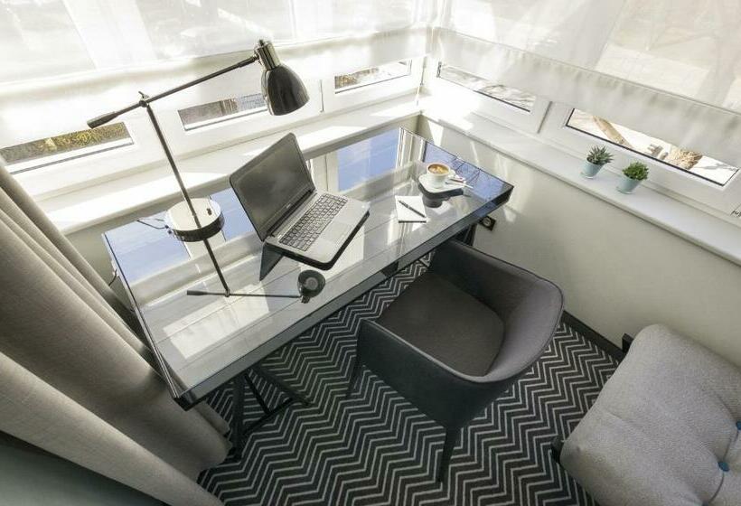 اتاق لوکس, So Stay