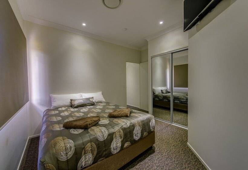 חדר משפחתי, Western Downs Motor Inn