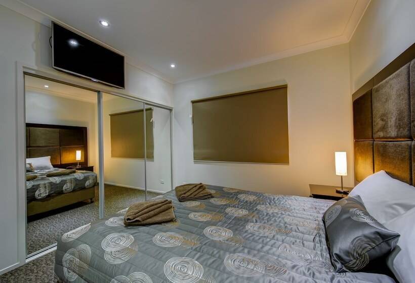 חדר משפחתי, Western Downs Motor Inn