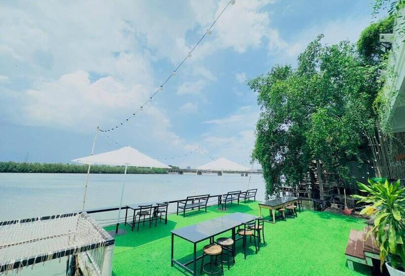 Habitación Estándar con Balcón, Kampot River Bungalows