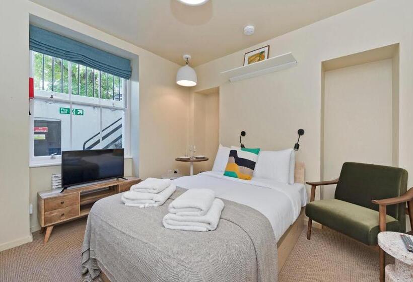 高级工作室, Vernon House