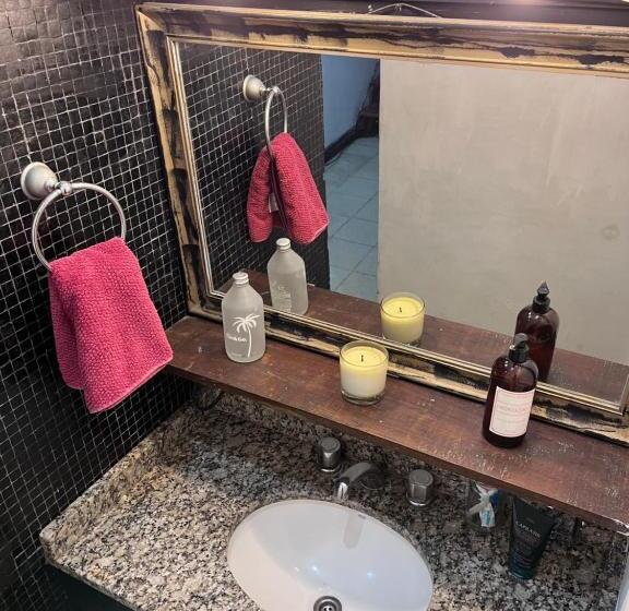 اتاق استاندارد, Hostel California