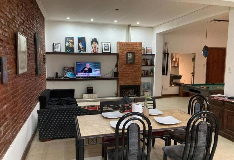 اتاق استاندارد, Hostel California