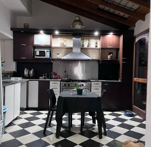 اتاق استاندارد, Hostel California