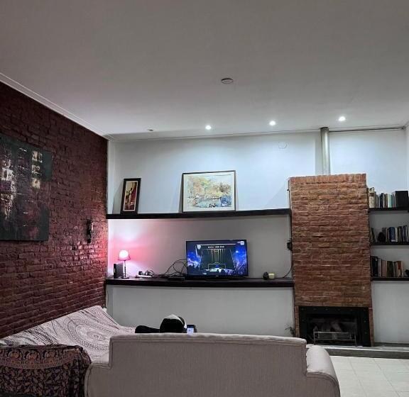 اتاق استاندارد, Hostel California