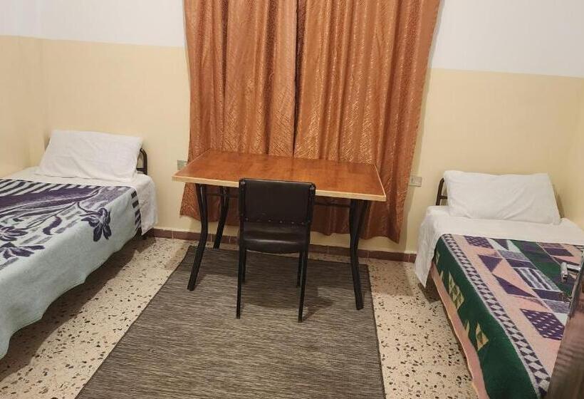 اتاق استاندارد با سرویس بهداشتی مشترک, Window On Petra