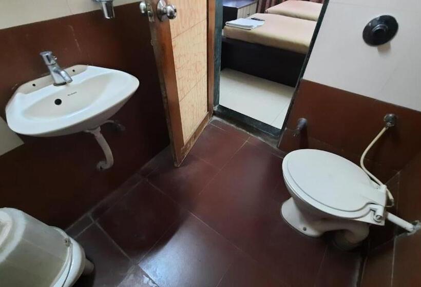 Deluxe Rum, Vishwa Near To Railway Station Kolhapur