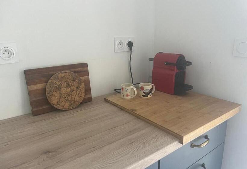 Номер Стандарт Вид на Бассейн, 1 Rue Pasquet Pool Suite With Kitchen