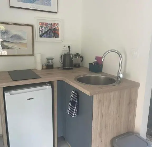 プールビュースタンダードルーム, 1 Rue Pasquet Pool Suite With Kitchen