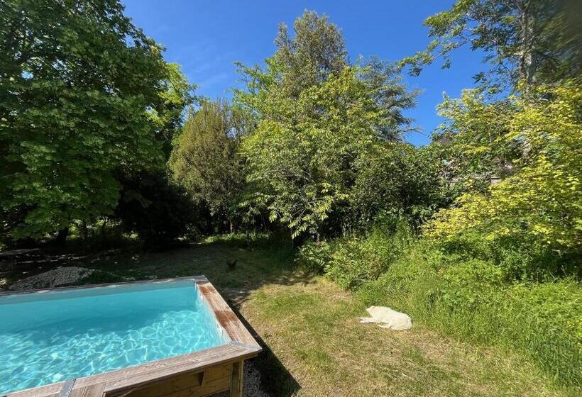 Номер Стандарт Вид на Бассейн, 1 Rue Pasquet Pool Suite With Kitchen