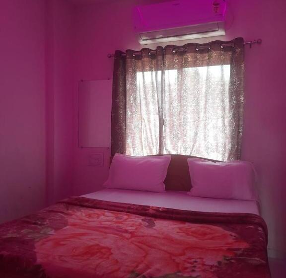 Quarto Deluxe, Madhav Palace S