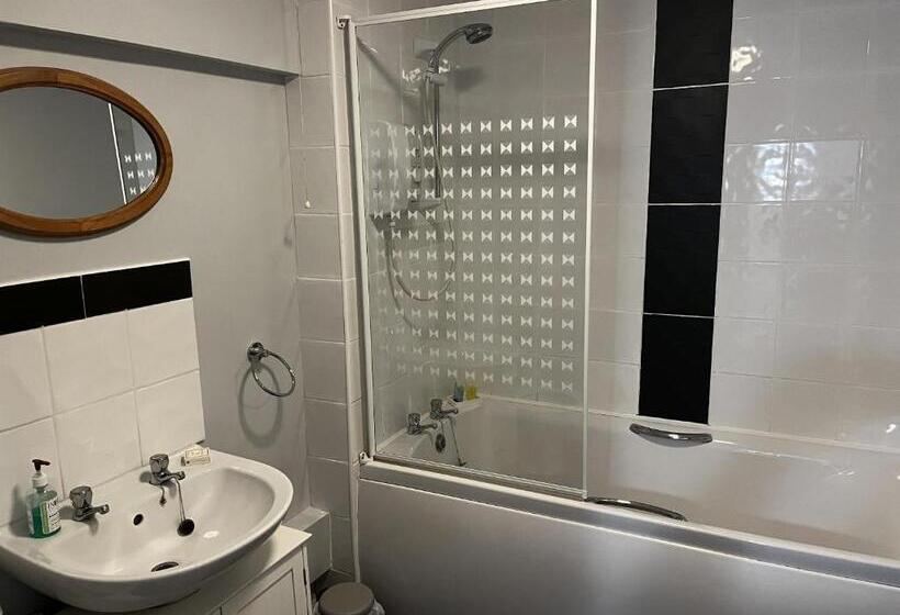 Четырехместный Номер Стандарт Вид на Сад, Crown & Anchor