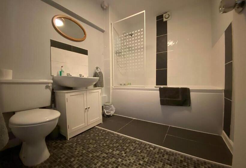 Четырехместный Номер Стандарт Вид на Сад, Crown & Anchor