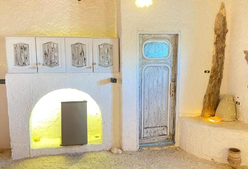 اتاق استاندارد سه نفره, Adrar Azwar