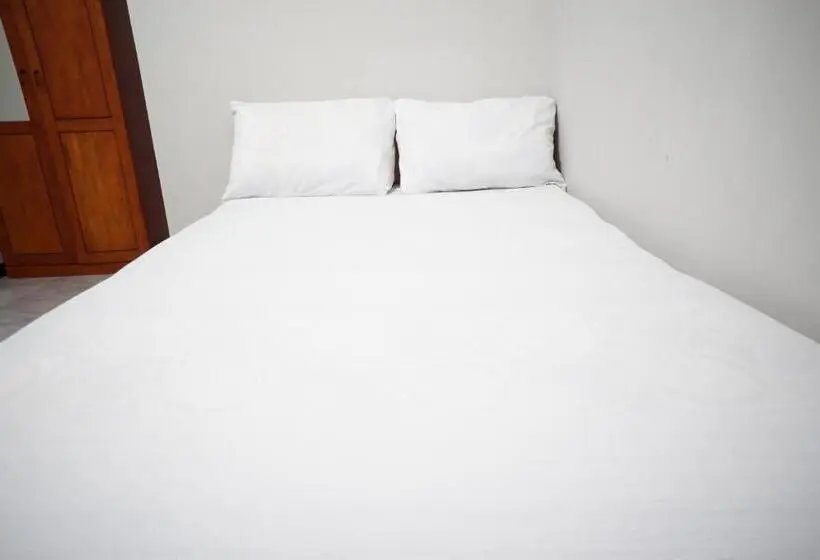 デラックスルーム, Oyo Life 93045 Kost Putra Bu Ketut