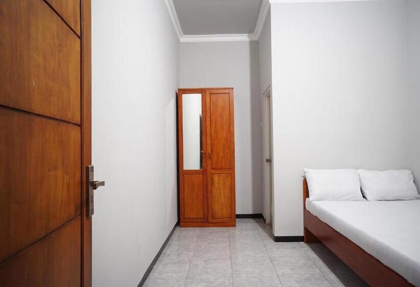 חדר דלוקס, Oyo Life 93045 Kost Putra Bu Ketut