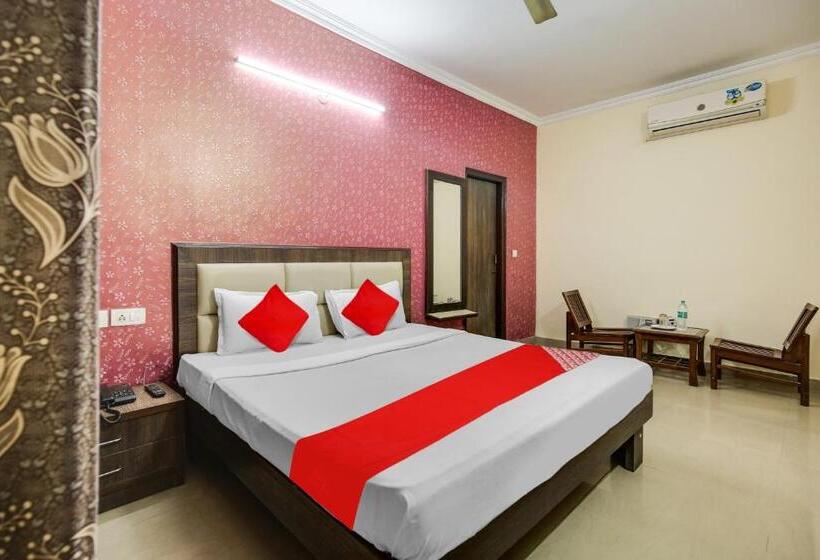 חדר קלאסי לשלושה, O Royal