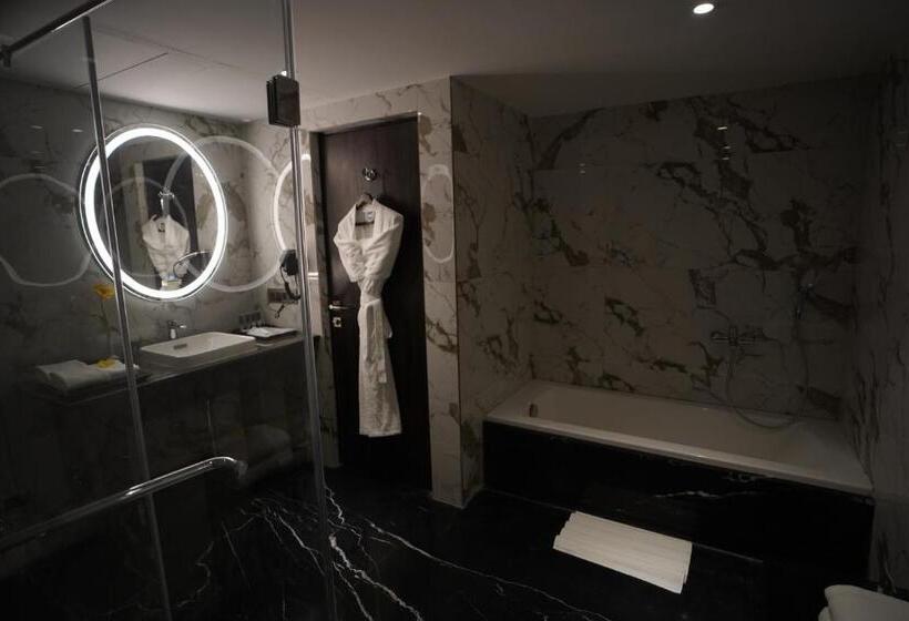 اتاق سوپریور با تخت بزرگ, Soot