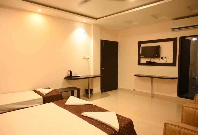 חדר משפחתי, Tripti Biswanath Chariali