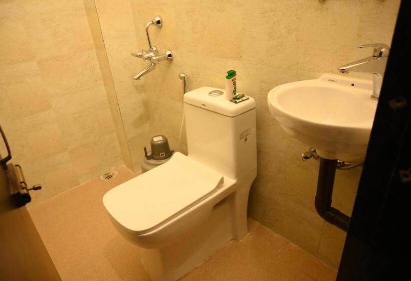 חדר סטנדרט יחיד, Tripti Biswanath Chariali