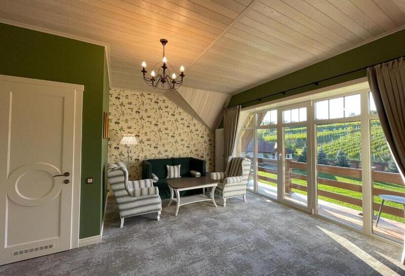 اتاق لوکس, Winegarden