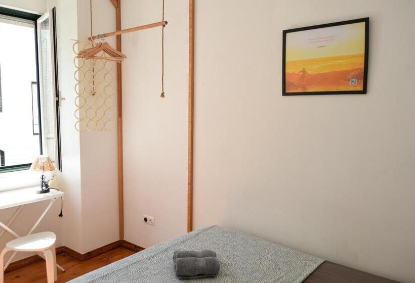 اتاق استاندارد با سرویس بهداشتی مشترک, Central Lisbon Rooms In Palmira Shared Apartment For Surf Lovers