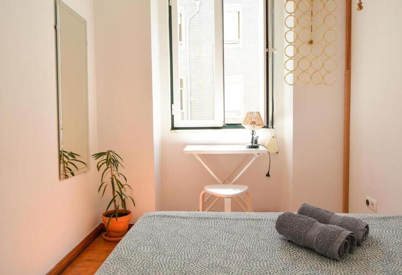 اتاق استاندارد با سرویس بهداشتی مشترک, Central Lisbon Rooms In Palmira Shared Apartment For Surf Lovers