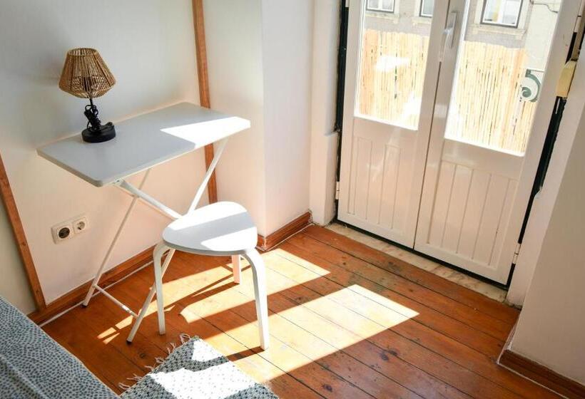 اتاق استاندارد با بالکن, Central Lisbon Rooms In Palmira Shared Apartment For Surf Lovers