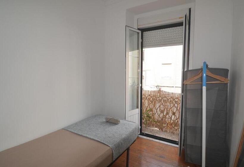 اتاق استاندارد یک تخته با بالکن, Central Lisbon Rooms In Palmira Shared Apartment For Surf Lovers