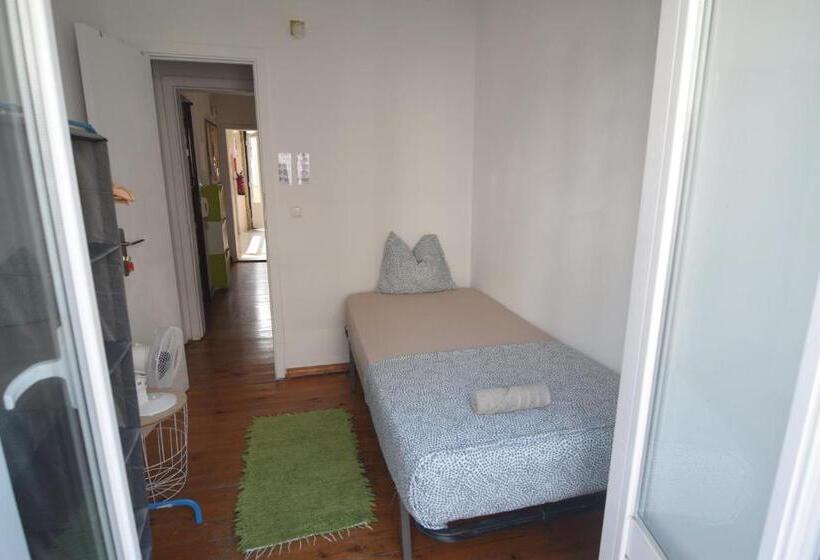 اتاق استاندارد یک تخته با بالکن, Central Lisbon Rooms In Palmira Shared Apartment For Surf Lovers