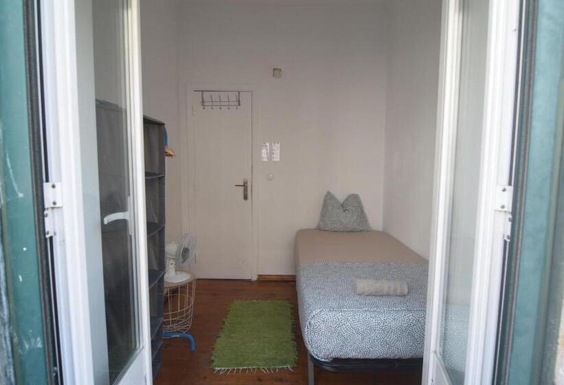 اتاق استاندارد یک تخته با بالکن, Central Lisbon Rooms In Palmira Shared Apartment For Surf Lovers