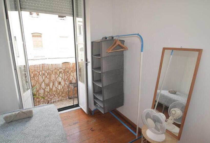 اتاق استاندارد یک تخته با بالکن, Central Lisbon Rooms In Palmira Shared Apartment For Surf Lovers